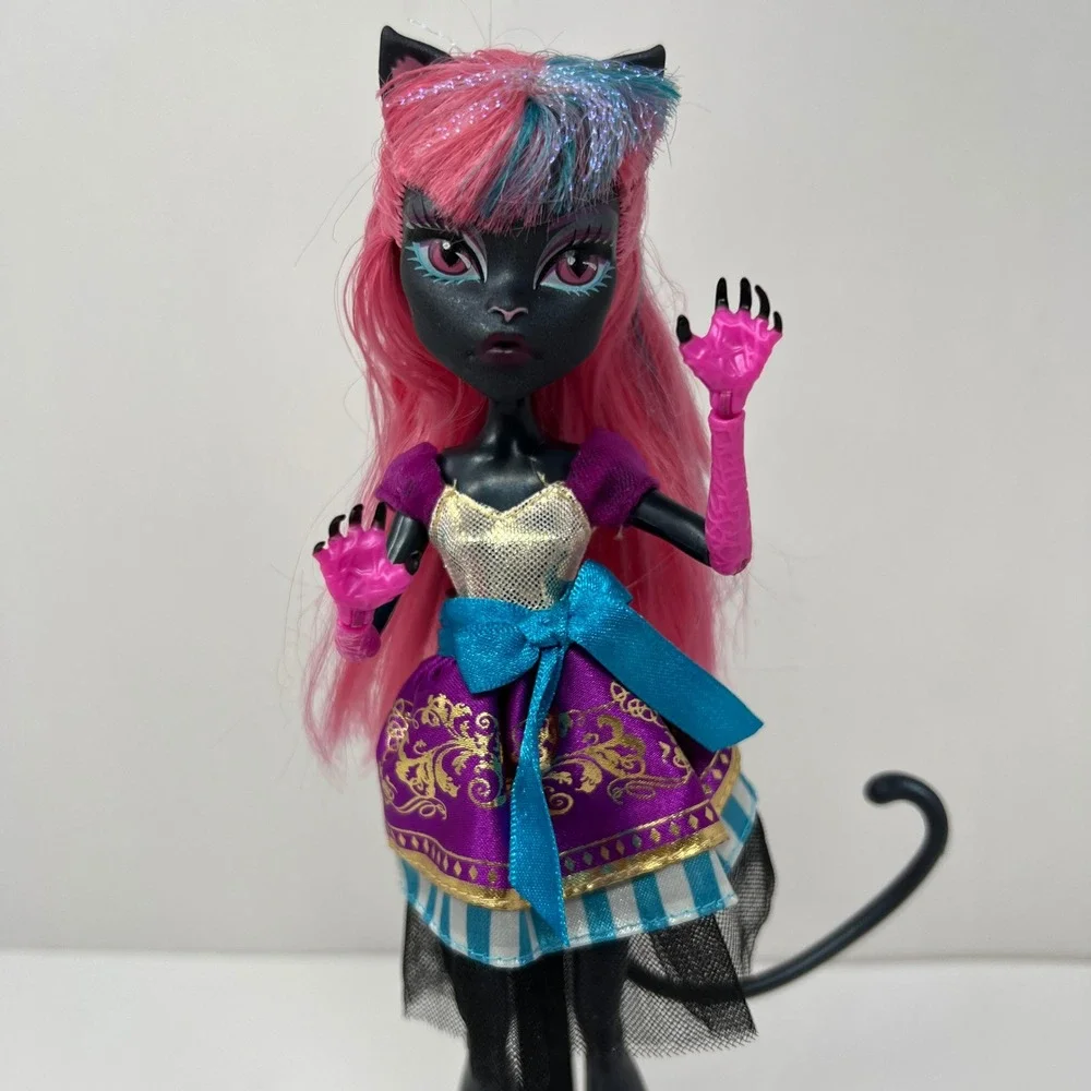 Monster High Catty Noir Boo York Doll Pink Black Feline Pop Star Figure CJF27